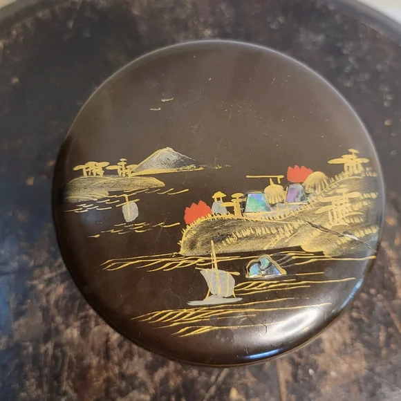 Vintage Round Japanese Lacquer Box with Lid & Decorative Abelone Inlay S… - Picture 2 of 9